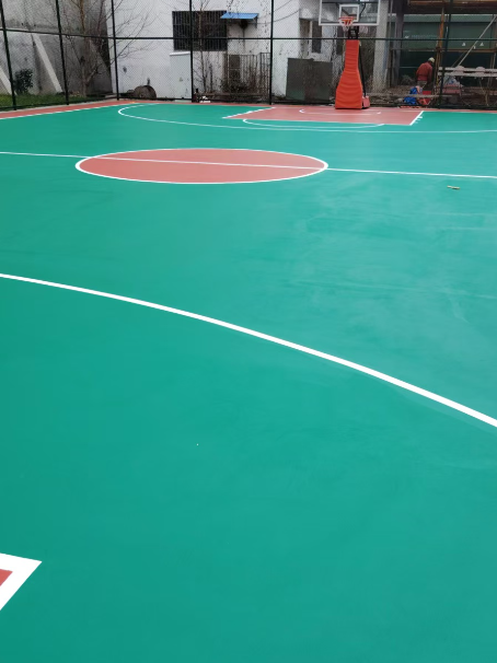 长征镇 球场长期使用易出现地面开裂